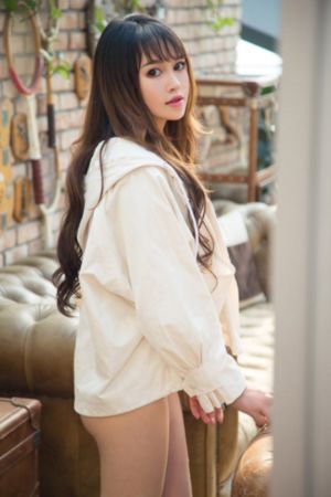 女仆扒开双腿让主人调教游戏